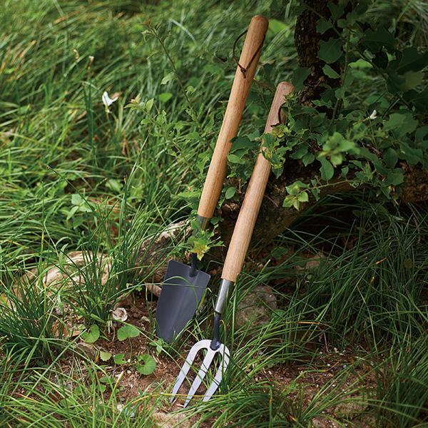 Carbon Steel Border Hand Fork In-Use Image Carbon Steel Border Hand Fork - Image 2