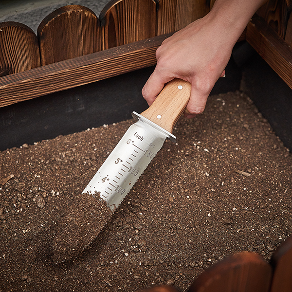 Hori Hori Garden Knife In-Use Image 1 Hori Hori Garden Knife - Image 3