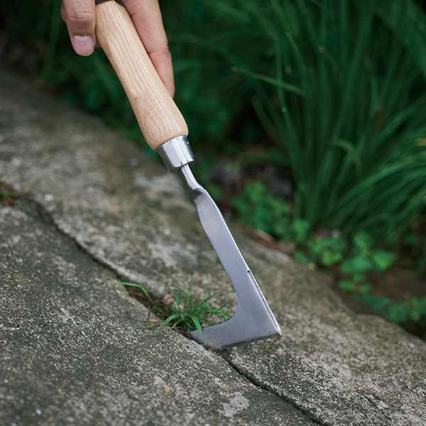 Stainless Steel Hand Weeding Knife In-Use Image Stainless Steel Hand Weeding Knife - Image 2